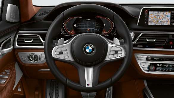 BMW M760Li xDrive セダン G11 G12 2019 フローズン・ダーク・シルバー・メタリック 都市風景のなかの斜めからのフロント・ビュー インテグレイテッド・アクティブ・ステアリング BMW M760Li xDrive セダン G11 G12 2019 フローズン・ダーク・シルバー・メタリック 都市風景のなかの斜めからのフロント・ビュー インテグレイテッド・アクティブ・ステアリング