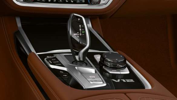 BMW M760Li xDrive セダン G11 G12 2019 8速ステップトロニック・スポーツ・トランスミッション センター・コンソール BMW M760Li xDrive セダン G11 G12 2019 8速ステップトロニック・スポーツ・トランスミッション センター・コンソールのクローズアップ