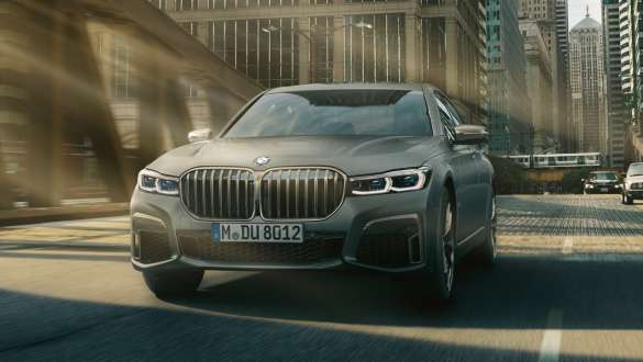BMW M760Li xDrive セダン G11 G12 2019 フローズン・ダーク・シルバー・メタリック 都市風景のなかの斜めからのフロント・ビュー エグゼクティブ・ドライブ・プロ BMW M760Li xDrive セダン G11 G12 2019 フローズン・ダーク・シルバー・メタリック 都市風景のなかの斜めからのフロント・ビュー エグゼクティブ・ドライブ・プロ