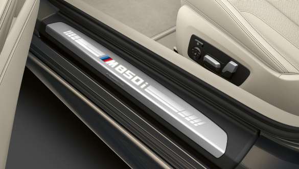 「M850i」マーク入りエントリーシル。 BMW M850i xDrive カブリオレの「M850i」マーク入りエントリーシル。