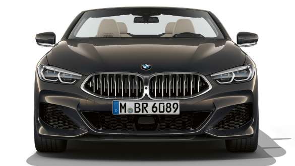 BMW M850i xDrive カブリオレ、フロント。 BMW M850i xDrive カブリオレのドラバイト・グレー・メタリックカラー (ソフトトップを開けた状態)、ガルバニック・セリウム・グレーのダブル・キドニー・グリルを備えたフロント。