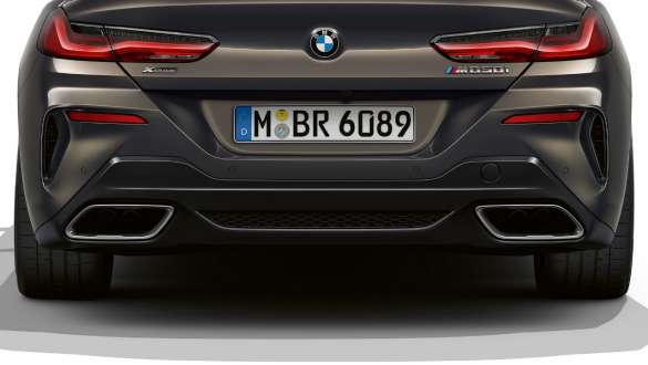 左右のテールパイプ。 BMW M850i xDrive カブリオレと左右のテールパイプ。
