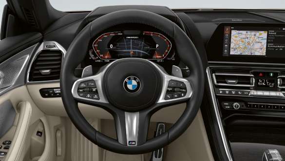 マルチファンクション M スポーツ・レザー・ステアリング・ホイール BMW M850i xDrive カブリオレのコックピットと M レザー・ステアリング・ハンドル。