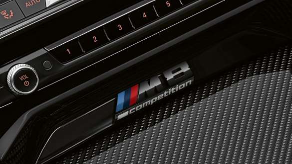 M8 Competitionバッジ BMW M8 Competition カブリオレ、M8 Competition・バッジを備えたセンターコンソール。