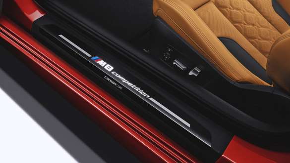 ドア・シル・プレート(M8 Competitionロゴ付) M8 Competition・バッジを備えた、BMW M8 Competition カブリオレのエントリーシル。