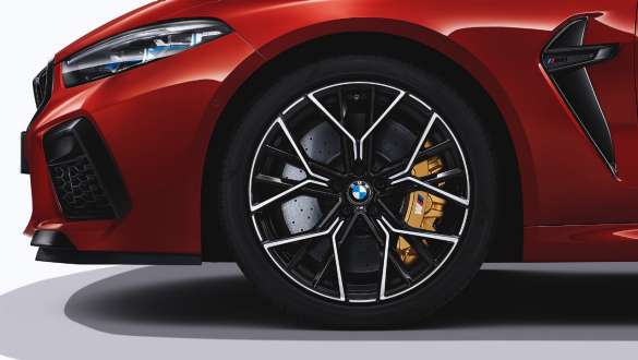 20インチMライト・アロイ・ホイール811M BMW M8 Competition カブリオレと20インチ M 軽合金ホイール811・M バイカラー。