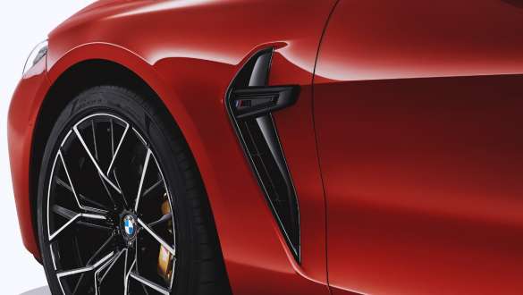 ブラック Mサイド・ギル BMW M8 Competition カブリオレとブラックの M 仕様サイドギル。