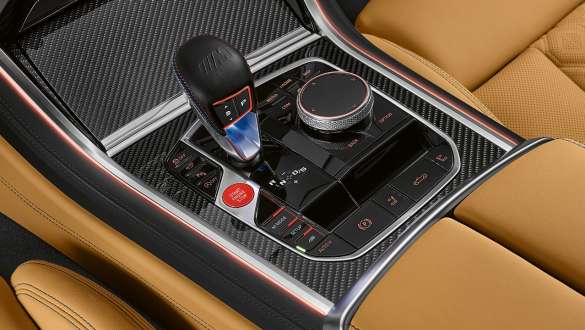 8 速 M ステップトロニック・トランスミッションDrivelogic 付 BMW M8 Competition カブリオレと8速 M ステップトロニック・トランスミッション。