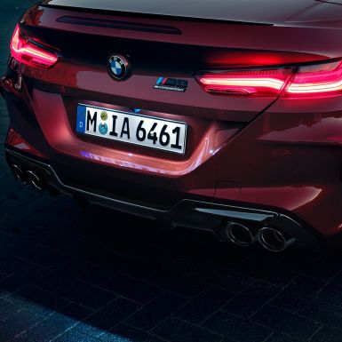 BMW M8 Competition カブリオレ、リアのクローズアップ。F91 BMW M8 Competition カブリオレのモテギ・レッド・メタリックカラー、LEDリアライトと M8 Competition バッジを備えたリアのクローズアップ。F91