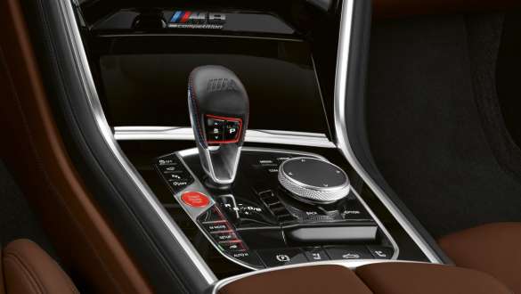 8速Mステップトロニック・トランスミッション BMW M8 Competition カブリオレ F91 LCI 2022 BMW M8 Competition カブリオレ F91 LCI フェイスリフト 2022 センター・コンソール インテリア Drivelogic付8速Mステップトロニック・トランスミッション