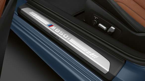 ドア・シル・プレート(M850iロゴ付)。 BMW M850i xDriveクーペのエントリーシル、M850iロゴ付き。