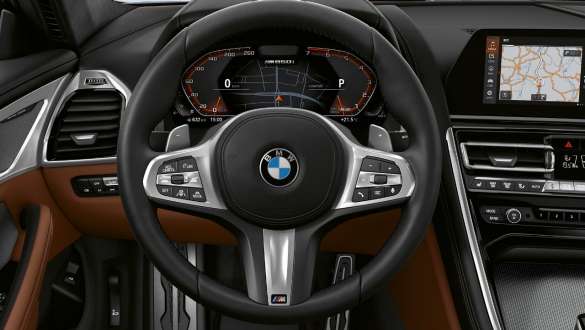 Mレザーステアリングホイール。 BMW M850i xDriveクーペのコックピット、Mレザーステアリングホイール装着。