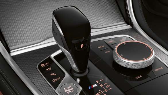 クラフテッド・クリスタル・フィニッシュ BMW M850i xDriveのインテリア、「クラフテッドクラリティ」ガラスアプリケーションによるギアセレクターのディテールショット。