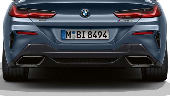 両サイドに配されたテールパイプ。 BMW M850i xDriveクーペ、左右に組み込まれたテールパイプ。
