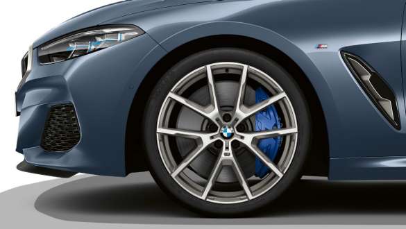 アルミホイールY字スポークスタイル728M、セリウムグレーのバイカラー仕上げ。 BMW M850i xDriveクーペ(塗色はバルセロナ ブルーメタリック)、20インチアルミホイールY字スポークスタイル728M。セリウムグレーのバイカラー仕上げ。