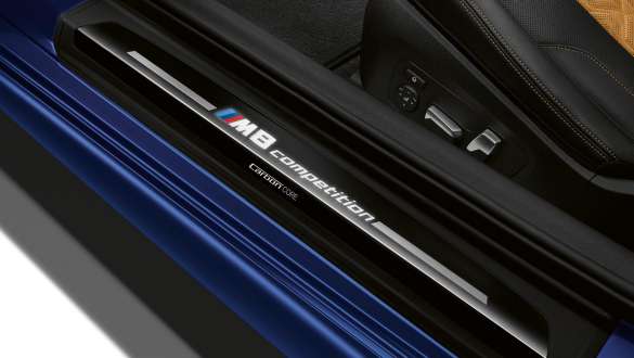 M8 コンペティションロゴ付きエントリーシル。 BMW M8 コンペティションクーペ、M8 コンペティションロゴ付きエントリーシル。