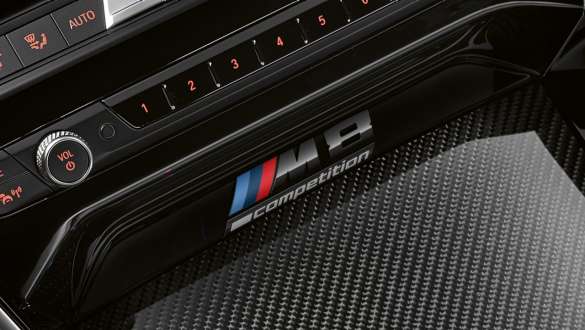 Competitionバッジ。F92 BMW M8 コンペティションクーペ、センターコンソールのM8 コンペティションバッジ。F92