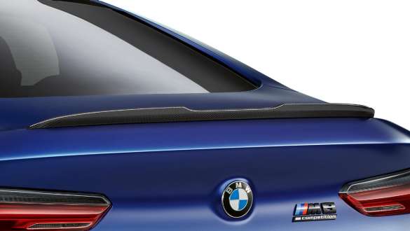 ブラックのMリヤ・スポイラー BMW M8 コンペティションクーペ、カーボン製Mリアスポイラー装着。
