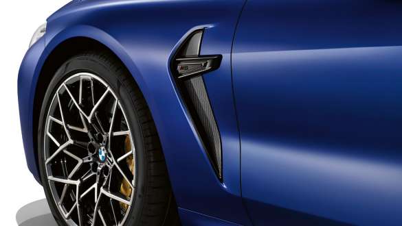 ブラックのMサイド・ギル。 BMW M8 コンペティションクーペ、カーボン製Mサイドグリル。