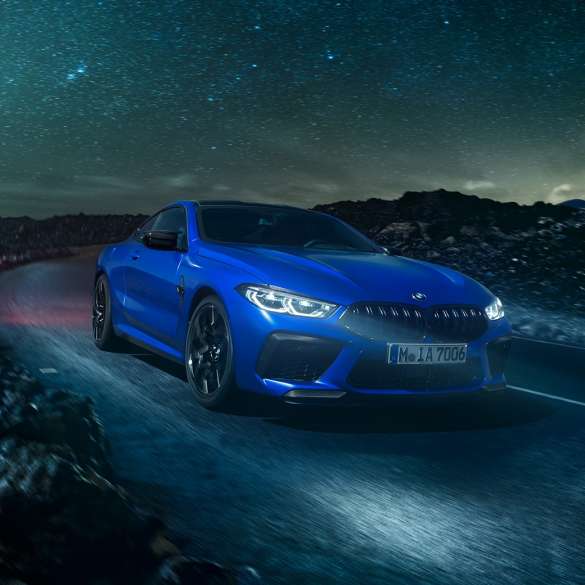 BMW M8 コンペティションクーペ、サイドビュー。F92 BMW M8 コンペティションクーペ(塗色マリーナベイ ブルーメタリック)。満月の昇る砂漠を背景に停車中のサイドビュー。F92