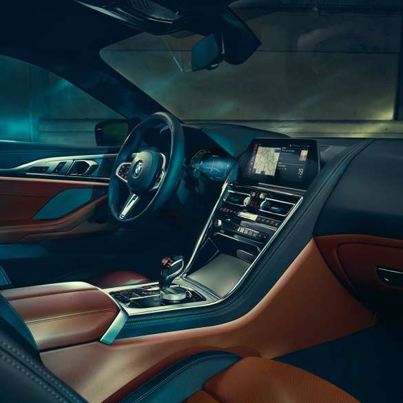 BMW M850i xDriveクーペ、コックピット。G15 BMW M850i xDriveクーペ、BMWライブ コックピット プロフェッショナルとMレザーステアリングホイールを装備したコックピット。G15