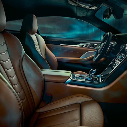 BMW M850i xDriveクーペ、インテリア。G15 BMW M850i xDriveクーペのインテリア。BMW Individualエクステンドメリノレザーのマルチファンクショナルシートはブラックとタルトゥーフォの配色。G15