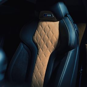BMW M8 コンペティションクーペ、Mスポーツシート。F92 BMW M8 コンペティションクーペ、Mスポーツシートはメリノレザーを用いたフルレザー張り。ブラックにコントラストとしてミッドランドベージュが入り、M8バッジも装着されます。F92