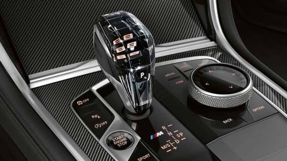 「CraftedClarity」ガラス装飾が施されたシフト・レバー BMW M850i xDrive クーペ G15 LCI フェイスリフト 2022 BMW M850i xDrive クーペ G15 LCI フェイスリフト 2022 インテリア・ディテール 「CraftedClarity」ガラス装飾が施されたシフト・レバー