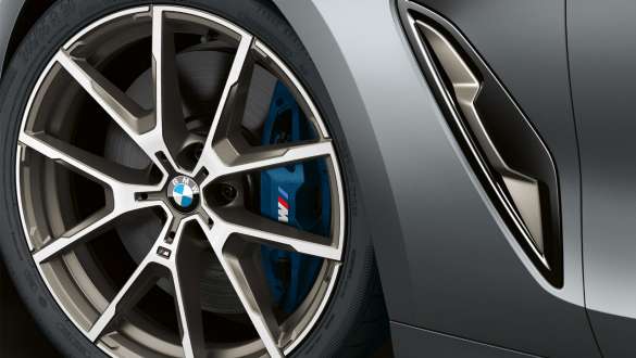 M スポーツ・ブレーキを装備したBMW M850i xDriveグラン・クーペ G16 M スポーツ・ブレーキを装備したBMW M850i xDriveグラン・クーペ G16 2019 BMW Individual フローズン・ブルーストーン・メタリックのサイド・ビュー