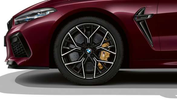 設定可能なM ブレーキを装備したBMW M8グラン クーペ Competition F93 設定可能なM ブレーキを装備したBMW M8グラン クーペ Competition F93 2020 BMW Individual アメトリン・メタリックのサイド・ビュー
