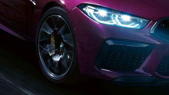 アダプティブM サスペンションを装備したBMW M8グラン クーペ Competition F93 アダプティブM サスペンションを装備したBMW M8グラン クーペ Competition F93 2020 Individual アメトリン・メタリックのフロントのクローズアップ