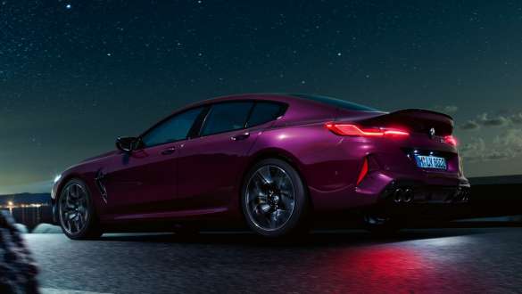 BMW M8グラン クーペ Competitionのロー・アングルからのスリークォーター・サイド・ビュー F93 M xDriveを装備したBMW M8グラン クーペ Competition F93 2020 BMW Individual アメトリン・メタリックのロー・アングルからのスリークォーター・サイド・ビュー