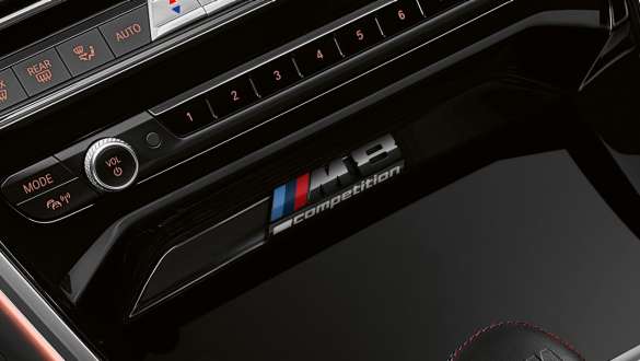 コンペティション・バッジを配したBMW M8グラン クーペ Competition F93 センター・コンソールにコンペティション・バッジを配したBMW M8グラン クーペ Competition F93 2020のインテリア