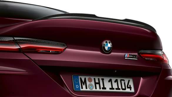M リヤ・スポイラーを装備したBWM M8グラン クーペ Competition F93 カーボン製M リヤ・スポイラーを装備したBMW M8グラン クーペ Competition F93 2020 Individual アメトリン・メタリックのリヤのクローズアップ