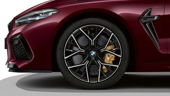 M ライト・アロイ・ホイールを装着したBMW M8グラン クーペ Competition F93 M ライト・アロイ・ホイールを装着したBMW M8グラン クーペ Competition F93 2020 BMW Individual アメトリン・メタリックのサイド・ビュー