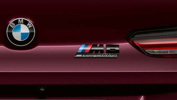 M8コンペティション・エンブレムを備えたBMW M8グラン クーペ Competition F93 M8コンペティション・エンブレムを備えたBMW M8グラン クーペ Competition F93 2020 BMW Individual アメトリン・メタリックのリヤのクローズアップ