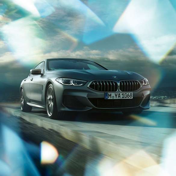BMW M850i xDriveグラン・クーペのスリークォーター・フロント・ビュー BMW M850i xDriveグラン・クーペG16 2019 BMW Individual フローズン・ブルーストーン・メタリックのスリークォーター・フロント・ビュー
