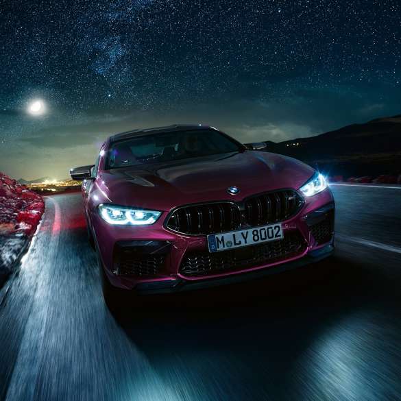 走行中のBMW M8グラン クーペ Competitionのフロント・ビュー 走行中のBMW M8グラン クーペ Competition F93 2020 BMW Individual アメトリン・メタリックのフロント・ビュー