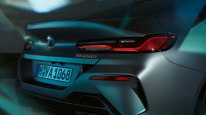 BMW M850i xDriveグラン・クーペのリヤのクローズアップ BMW M850i xDriveグラン・クーペG16 2019 BMW Individual フローズン・ブルーストーン・メタリックのリヤのクローズアップ