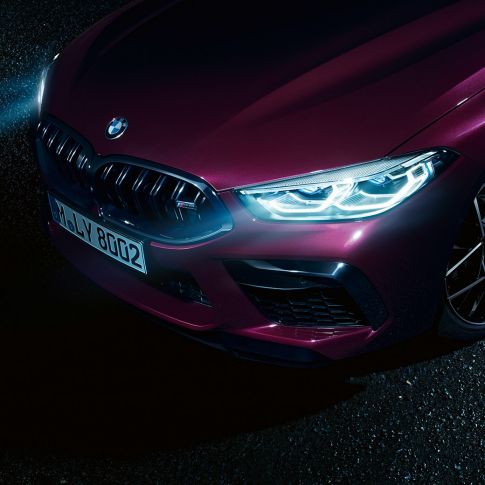 BMW M8グラン クーペ Competitionのフロント・サイドのクローズアップ BMWレーザーライトを装備したBMW M8グラン クーペ CompetitionF93 2020 BMW Individual アメトリン・メタリックのフロント・サイドのクローズアップ