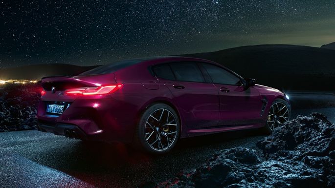 BMW M8グラン クーペ Competitionのリヤからのスリークォーター・サイド・ビュー BMW M8グラン クーペ CompetitionF93 2020 BMW Individual アメトリン・メタリックのリヤからのスリークォーター・サイド・ビュー