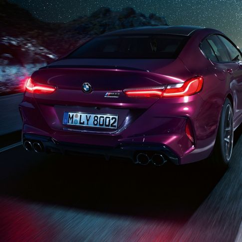 BMW M8グラン クーペ Competitionのリヤのクローズアップ BMW M8グラン クーペ CompetitionF93 2020 BMW Individual アメトリン・メタリックのリヤのクローズアップ