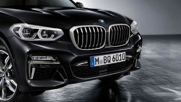 BMW X3 M40d、M エアロダイナミクス・パッケージ搭載。 BMW X3 M40d のブラック・サファイア・メタリックカラー、エクステリア、M エアロダイナミクス・パッケージを備えたフロント。