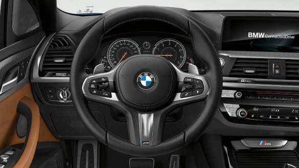BMW X3 M40d、M レザー・ステアリング・ハンドル。 BMW X3 M40d、インテリア、M レザー・ステアリング・ハンドルを備えたコックピット。