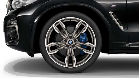 BMW X3 M40d、M スポーツ・ブレーキ。 BMW X3 M40d のブラック・サファイア・メタリックカラー、エクステリア、M スポーツ・ブレーキ搭載の軽合金ホイール。