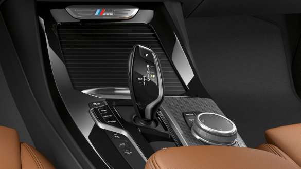 BMW X3 M40d、8速ステップトロニック・スポーツ・トランスミッション。 BMW X3 M40d、インテリア、シフトレバー、8速ステップトロニック・スポーツ・トランスミッション。