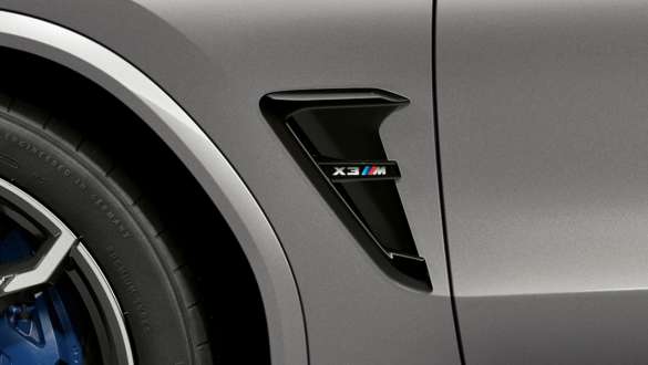 BMW X3 M Competition、モデルマークが入った M ギル。 BMW X3 M Competitionのドニントン・グレー・メタリックカラー、エクステリア、モデルマークが入った高光沢ブラックの M ギル。