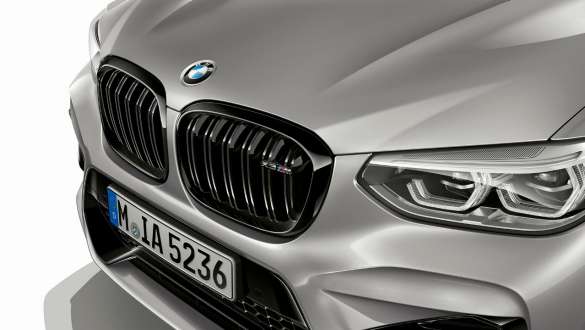 BMW X3 M Competition、M キドニーグリルを備えるフロント。 BMW X3 M Competitionのドニントン・グレー・メタリックカラー、エクステリア、高光沢ブラックカラーの M キドニーグリルを備えるフロント。