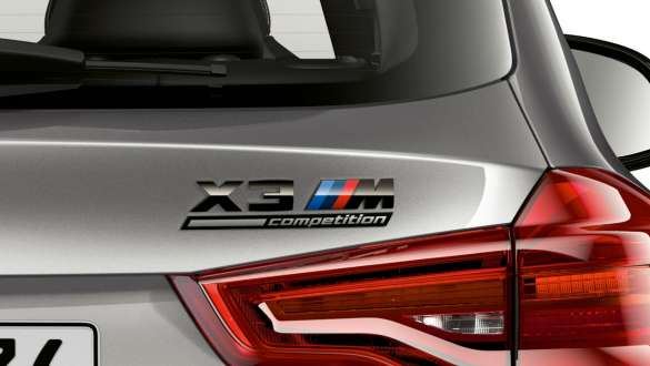 BMW X3 M Competition、「X3 M Competition」の文字が記されたリア。 BMW X3 M Competitionのドニントン・グレー・メタリックカラー、エクステリア、「X3 M Competition」の文字が記されたリア。