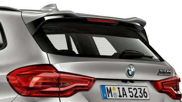BMW X3 M Competition、M 仕様ルーフスポイラー。 BMW X3 M Competitionのドニントン・グレー・メタリックカラー、エクステリア、 M 仕様ルーフスポイラー。